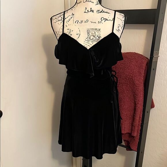 Bailey 44 Black Princess Velvet Ruffle Front Petite Dress Event Party Formal - Picture 4 of 16